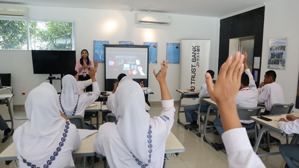 Cerdas Kelola Uang Sejak Dini: J Trust Bank Edukasi Siswa SMK Mitra Industri MM2100 tentang Pengelolaan Keuangan